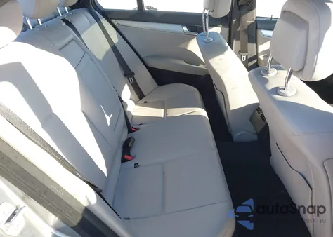 2011 Mercedes-Benz C 300 Sport 4Matic z USA, uszkodzony, nr VIN WDDGF8BB4BR157335